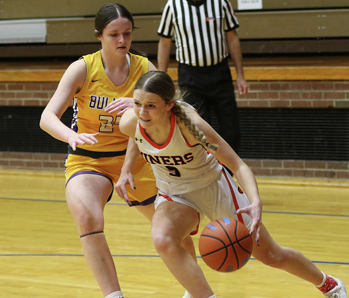 THURSDAY GIRLS BASKETBALL: Comets beat Dogs; 300th win for DeNeve