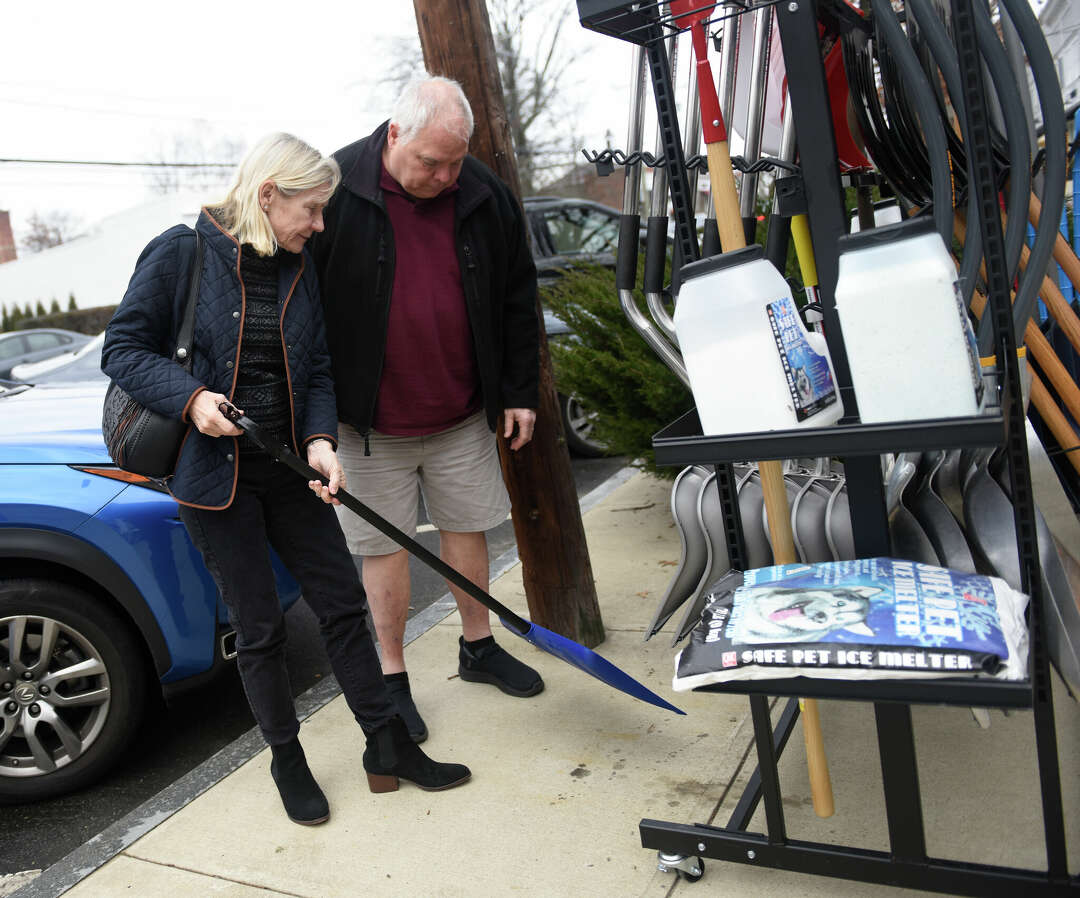 Connecticut braces for heavy snow as weekend storm begins