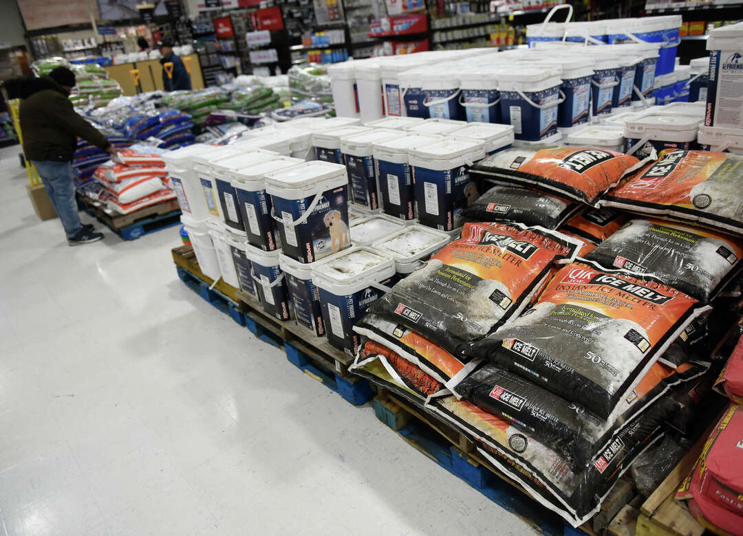 Connecticut braces for heavy snow as weekend storm begins