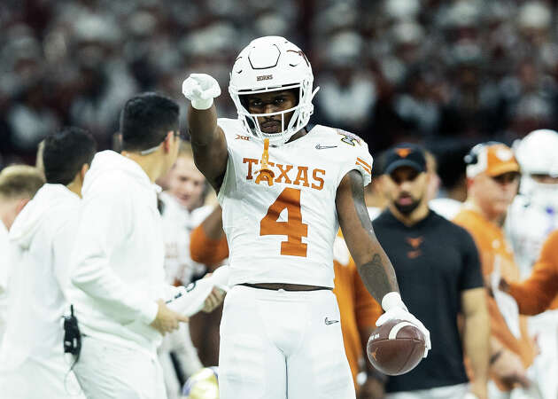 Texas Longhorns running back CJ Baxter (4) catches a pass during the CFP Semifinal Allstate Sugar Bowl game between the Texas Longhorns and the Washington Huskies on January 01, 2024, at the Caesars Superdome in New Orleans, Louisiana.