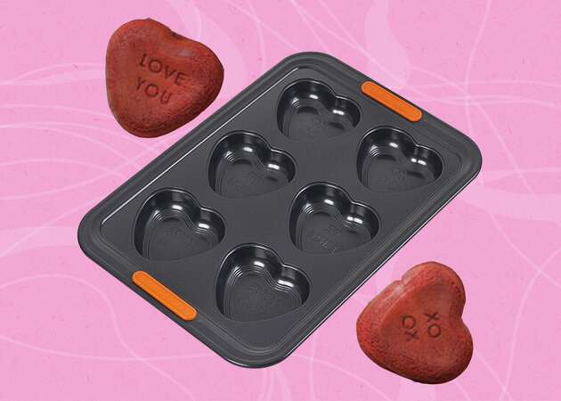 Celebrate Valentine's Day with this adorable Le Creuset cakelet pan. 