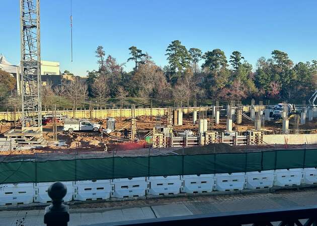 Residents' homes face the construction and it can even be seen from their balconies.