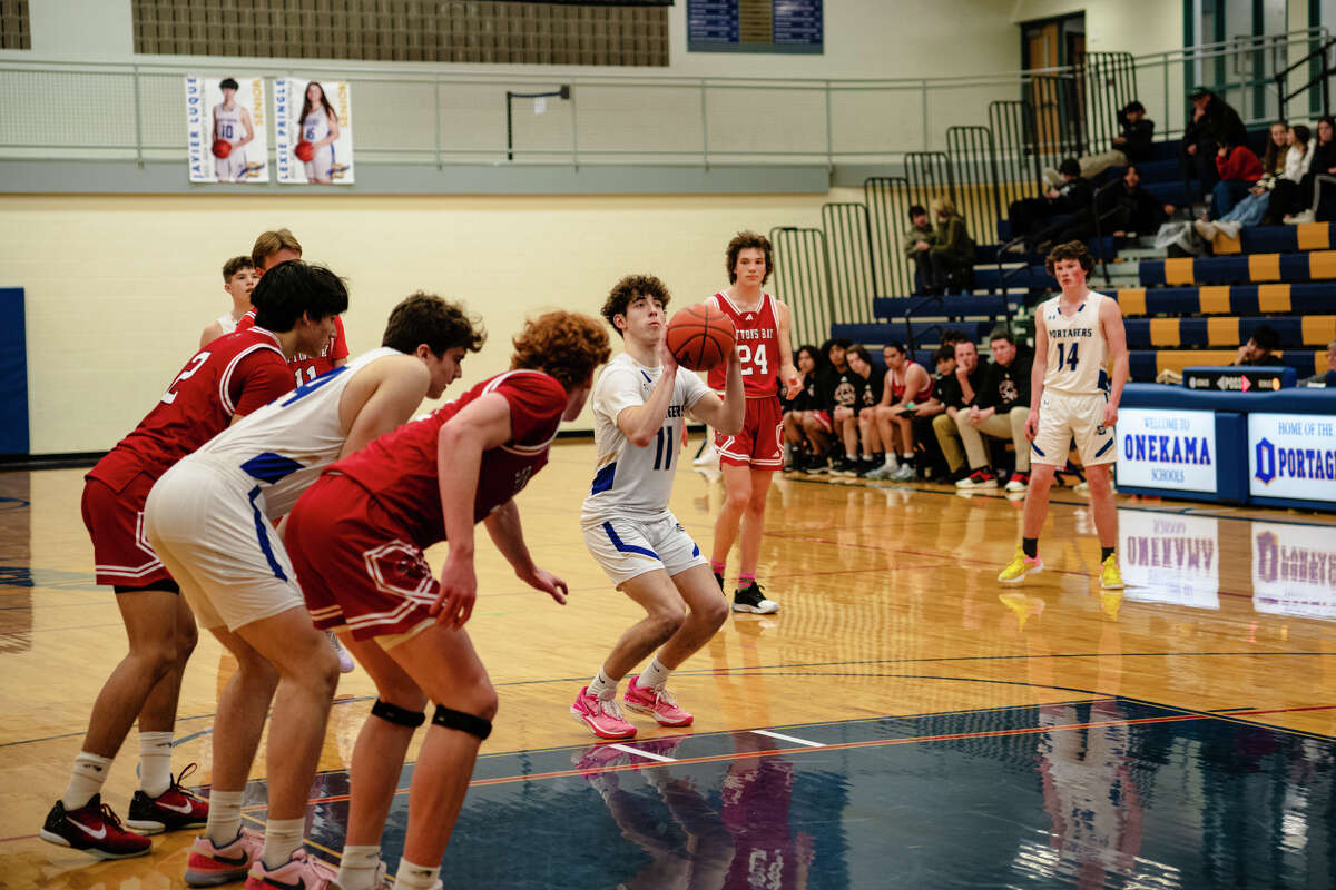 Onekama boys basketball beats Norsemen