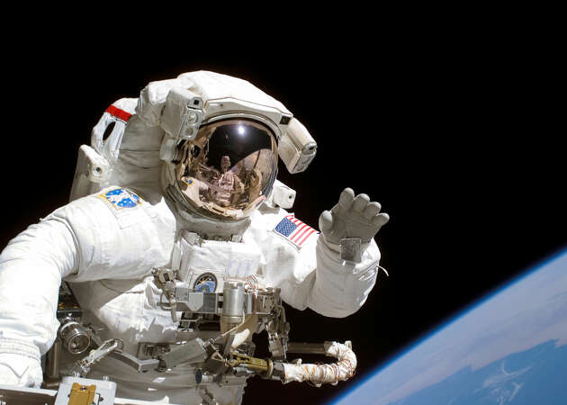 Astronauts are opening up about what outer space surprisingly smells like. 