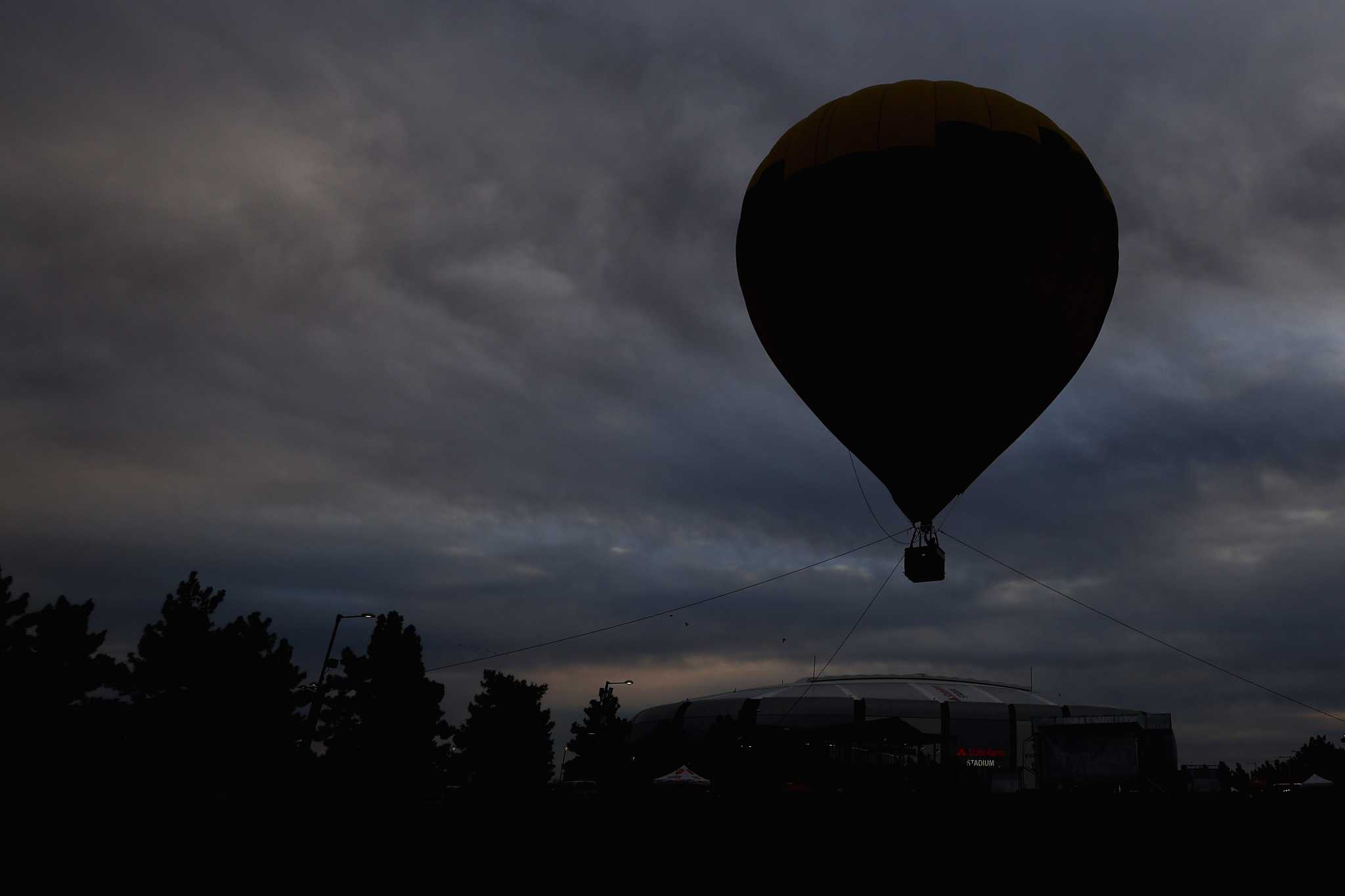 湾区男子在亚利桑那州热气球坠毁后，跳伞者从篮子里跳下后死亡