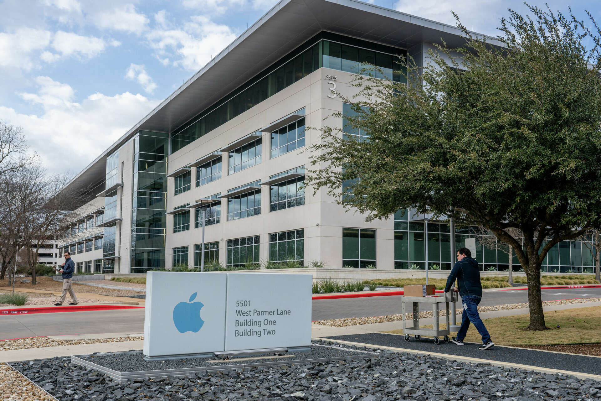 Apple forces some California employees to relocate to Texas