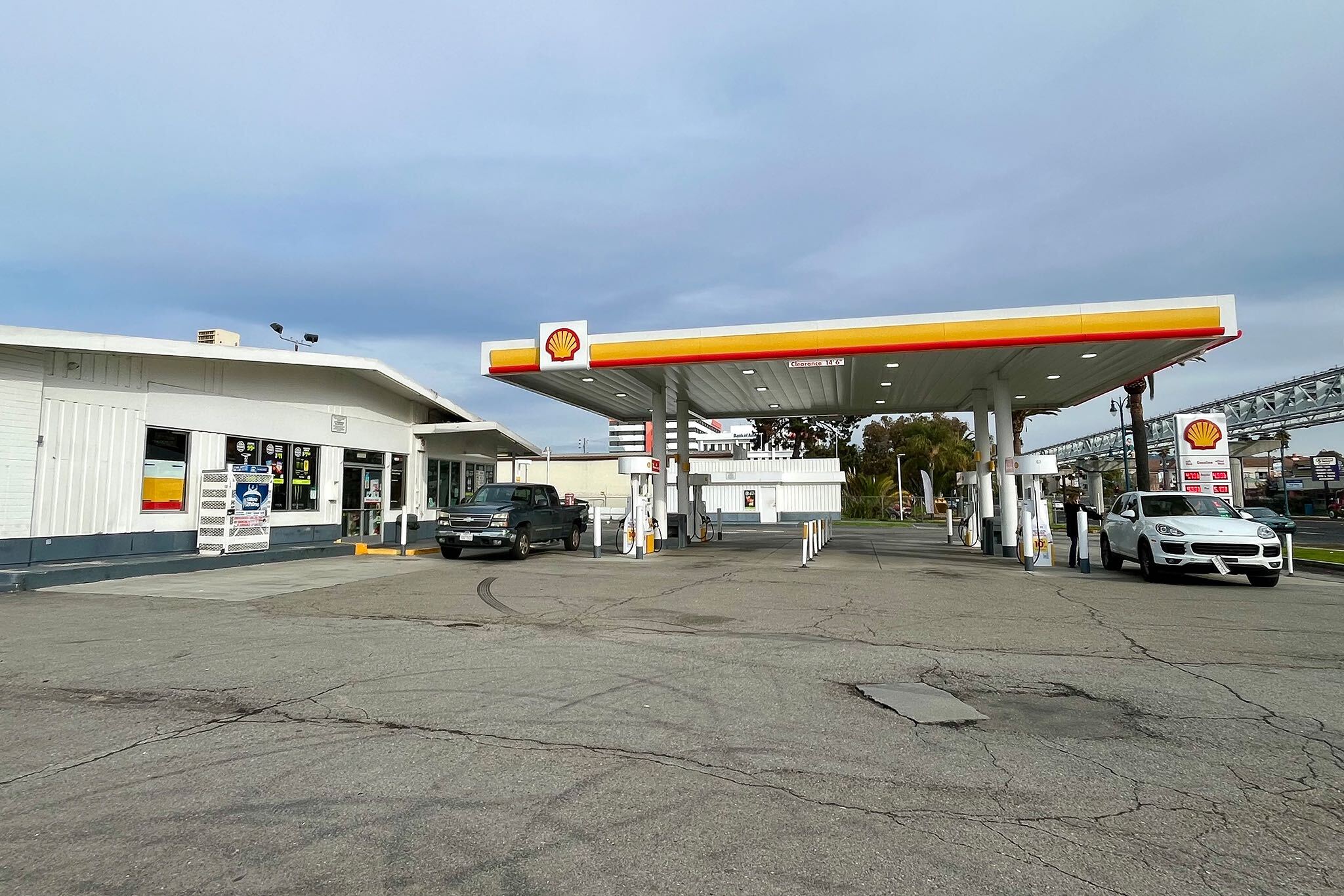 This Oakland gas station is going viral for its nonstop car burglaries
