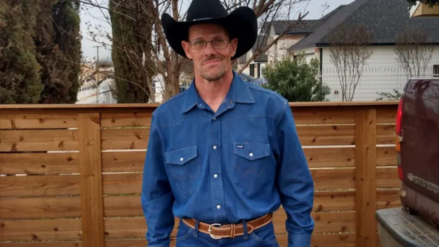 A person who works with wood. Мужик рубит дрова топором. A person who works with wood. Человек который работает с деревом профессия. Строительный материал человека.