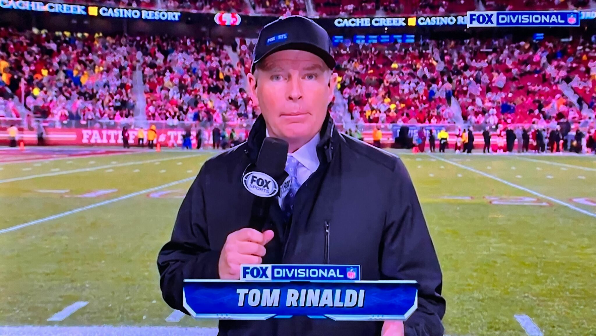 Social media roasted Tom Rinaldi’s sideline outfit for 49ers-Packers
