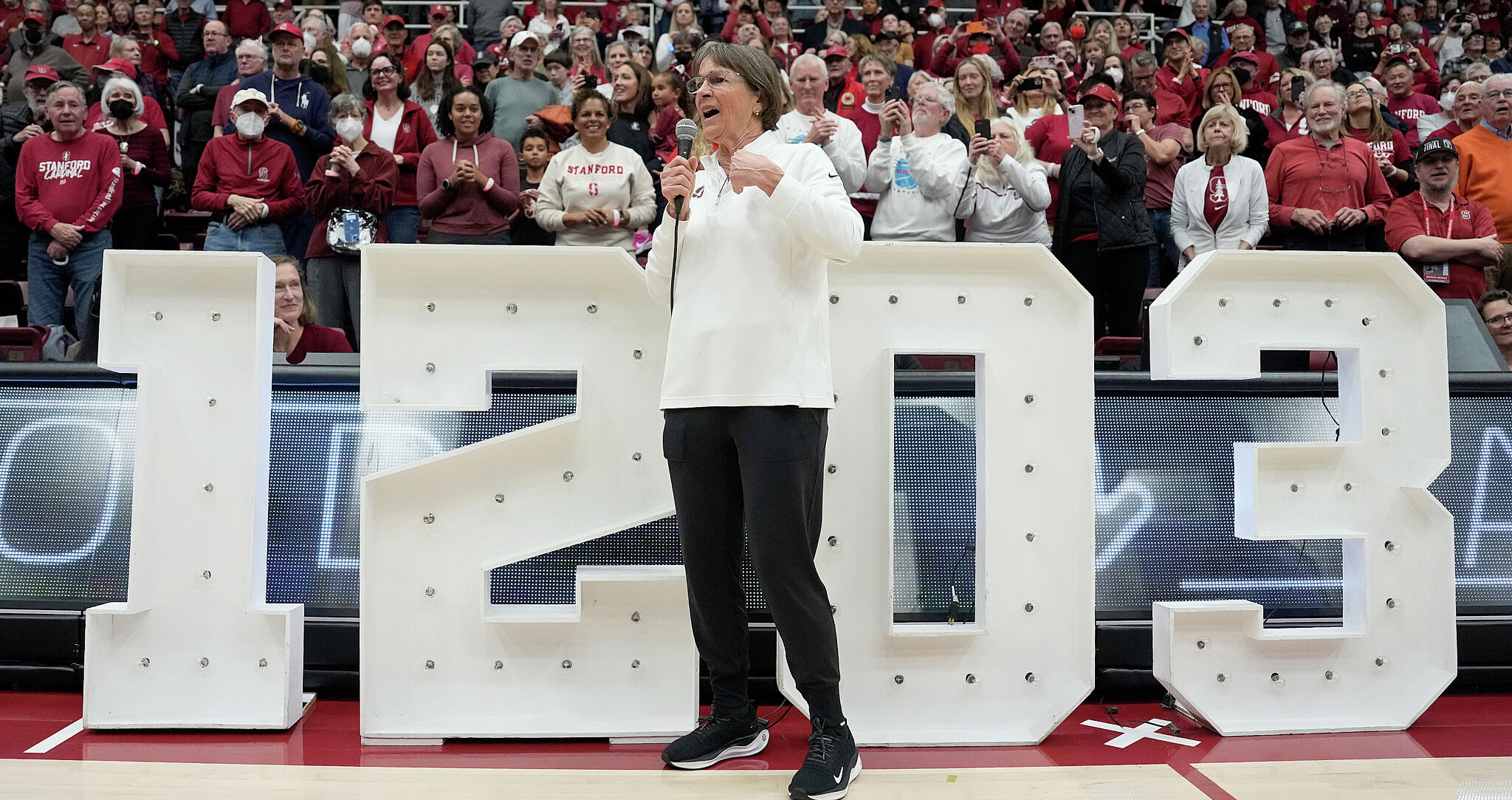 Tara VanDerveer becomes college basketball's winningest coach