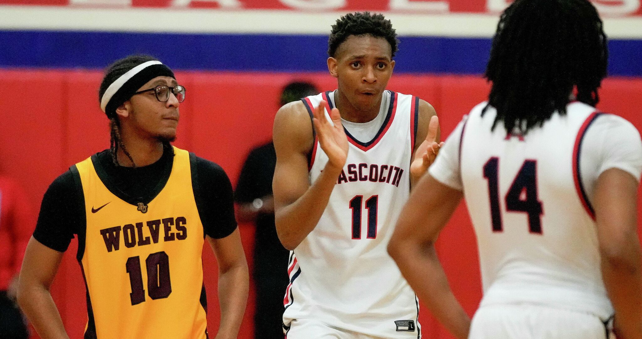 Atascocita Eagles pull away from Beaumont United Timberwolves