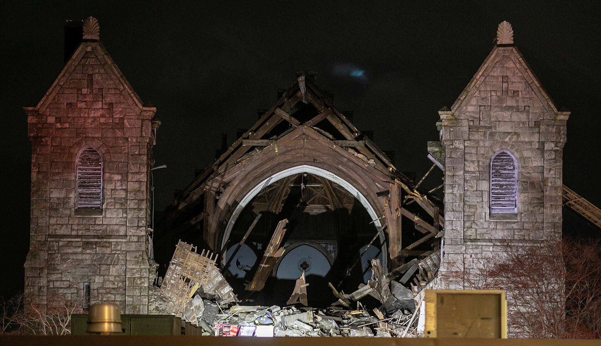 Steeple collapses at New London's First Congregational Church