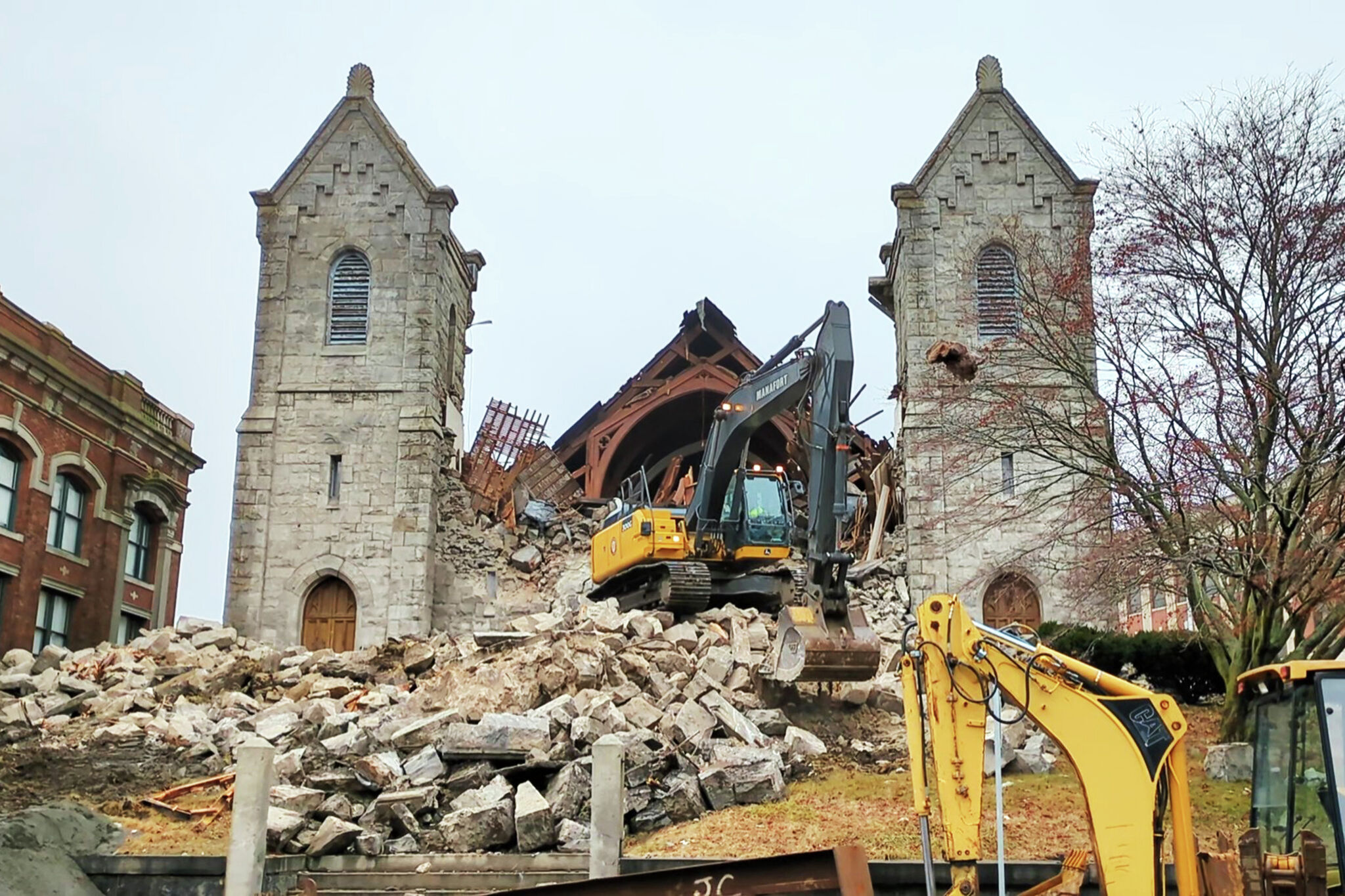 911 calls details moments after historic New London churchs collapse