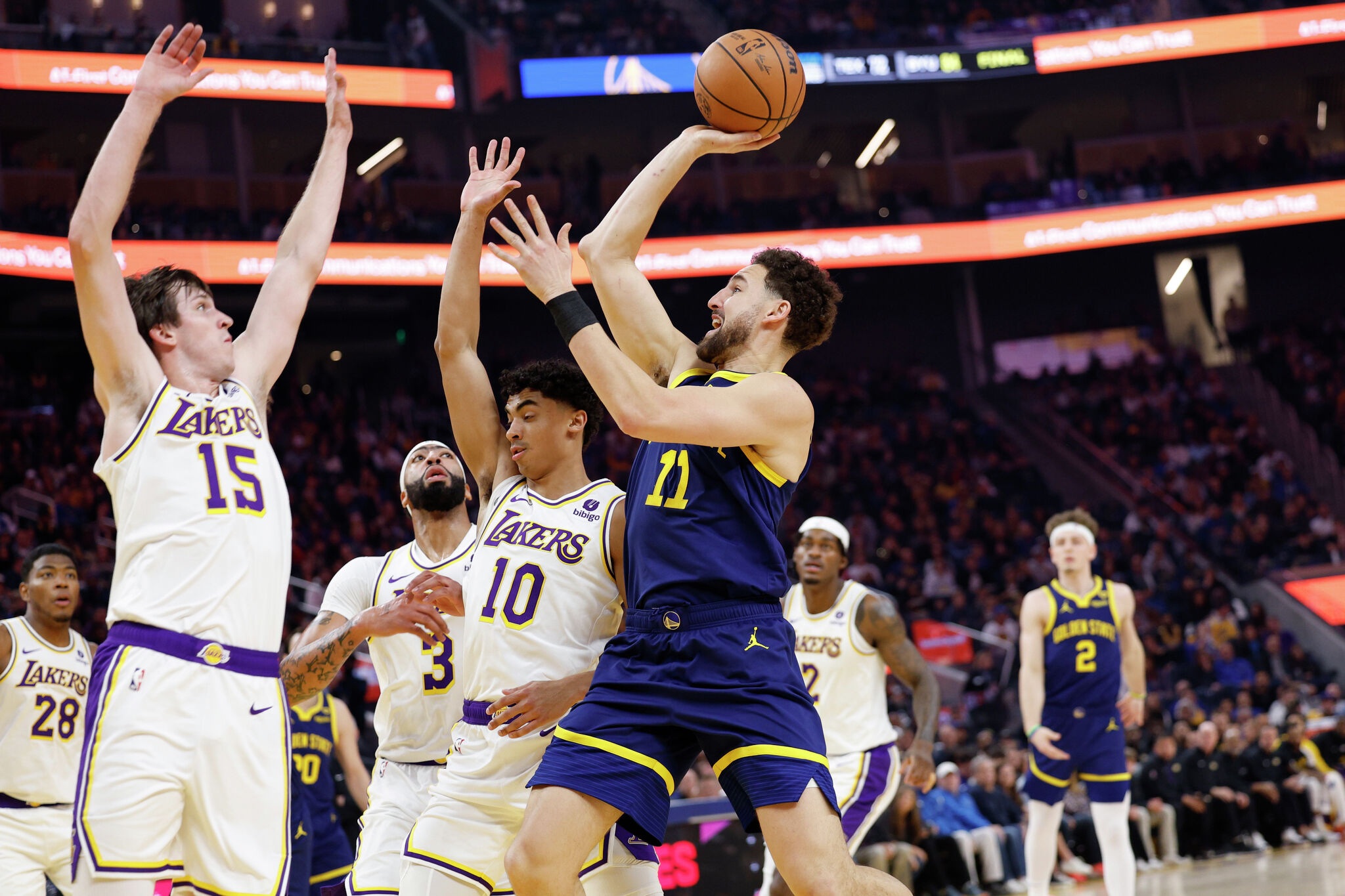 Warriors' Steph Curry lights up Lakers in 2OT but LeBron James ices it