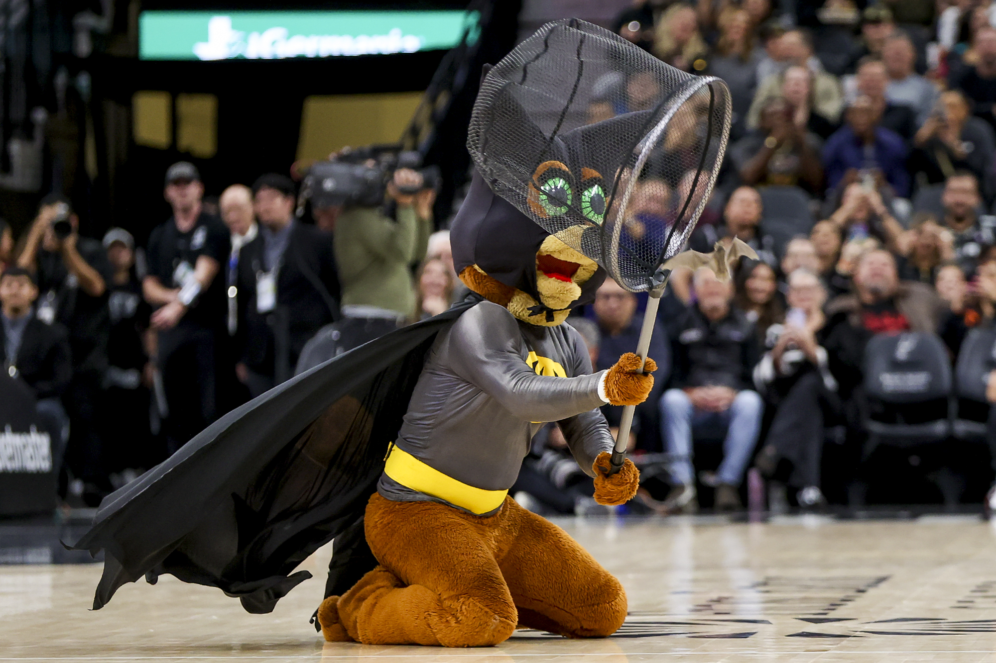 Watch: Spurs Coyote catches a bat on the court during game