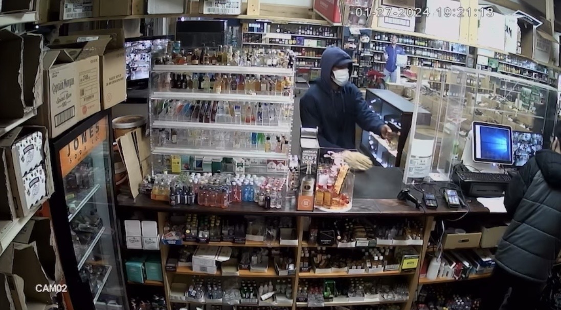 Police: West Hartford liquor store workers assaulted in robbery