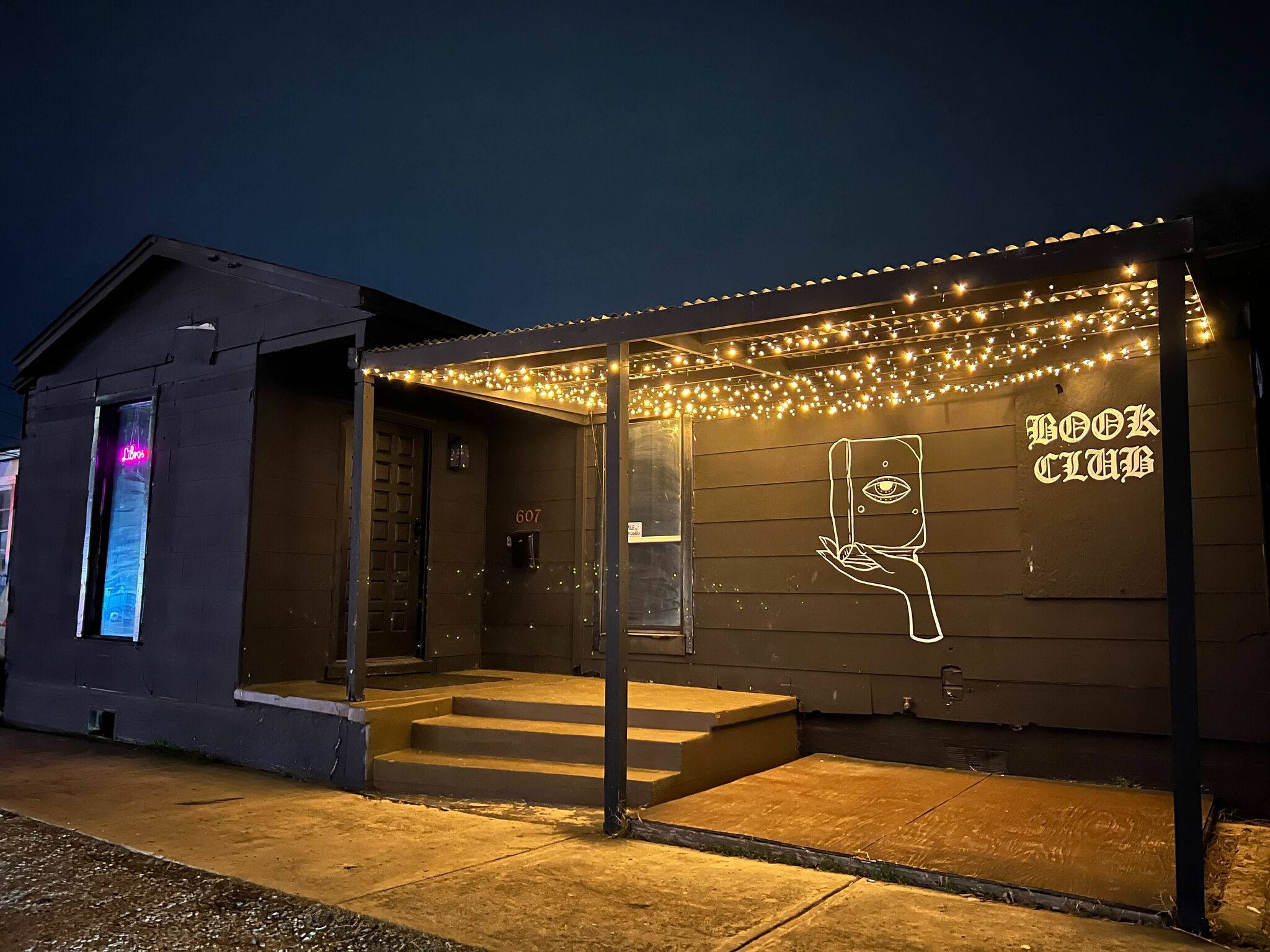 Late-night readers lounge opens in San Antonio