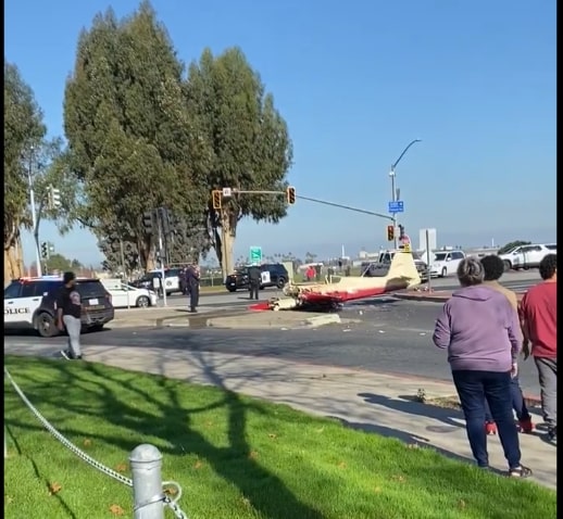 1 Toter in East Bay, nachdem Flugzeug mit Fahrzeug zusammengestoßen ist