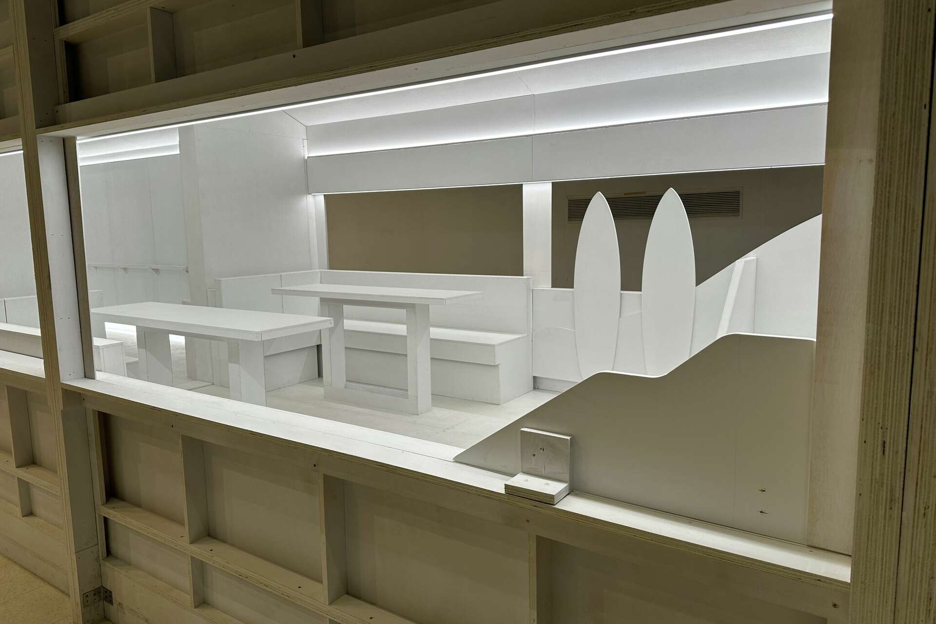 Calif. bullet train cars slated to get bar carts, La-Z-Boy-style seats