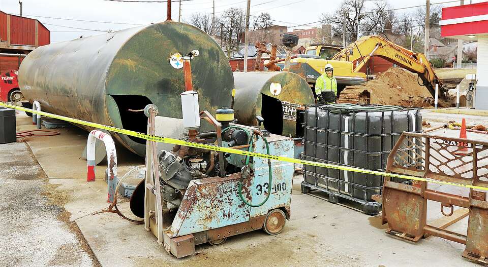 Alton gas station undergoes major tank removal