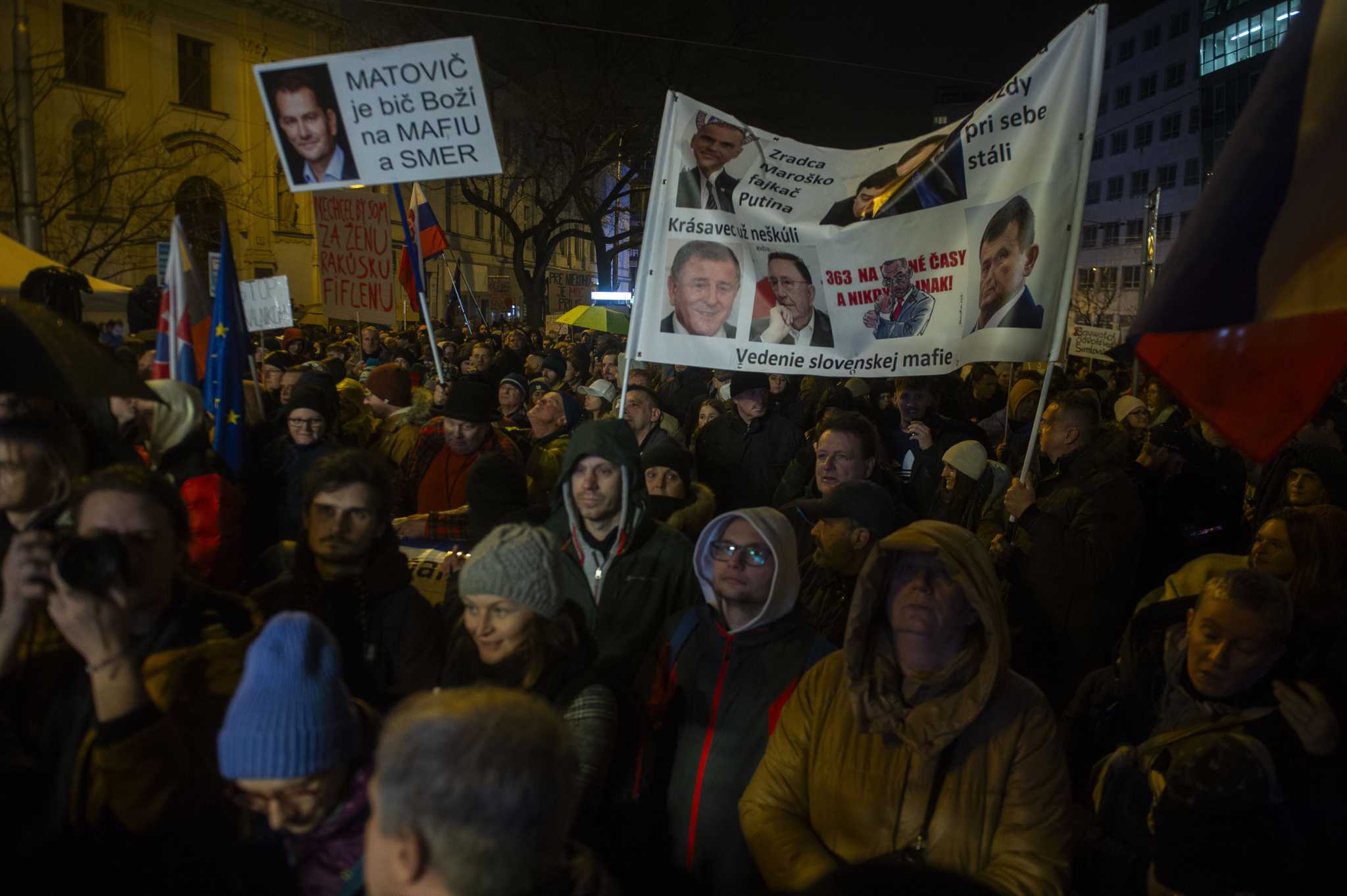 Proti plánu vlády na zatvorenie špeciálnej prokuratúry sa na Slovensku zišli tisíce ľudí