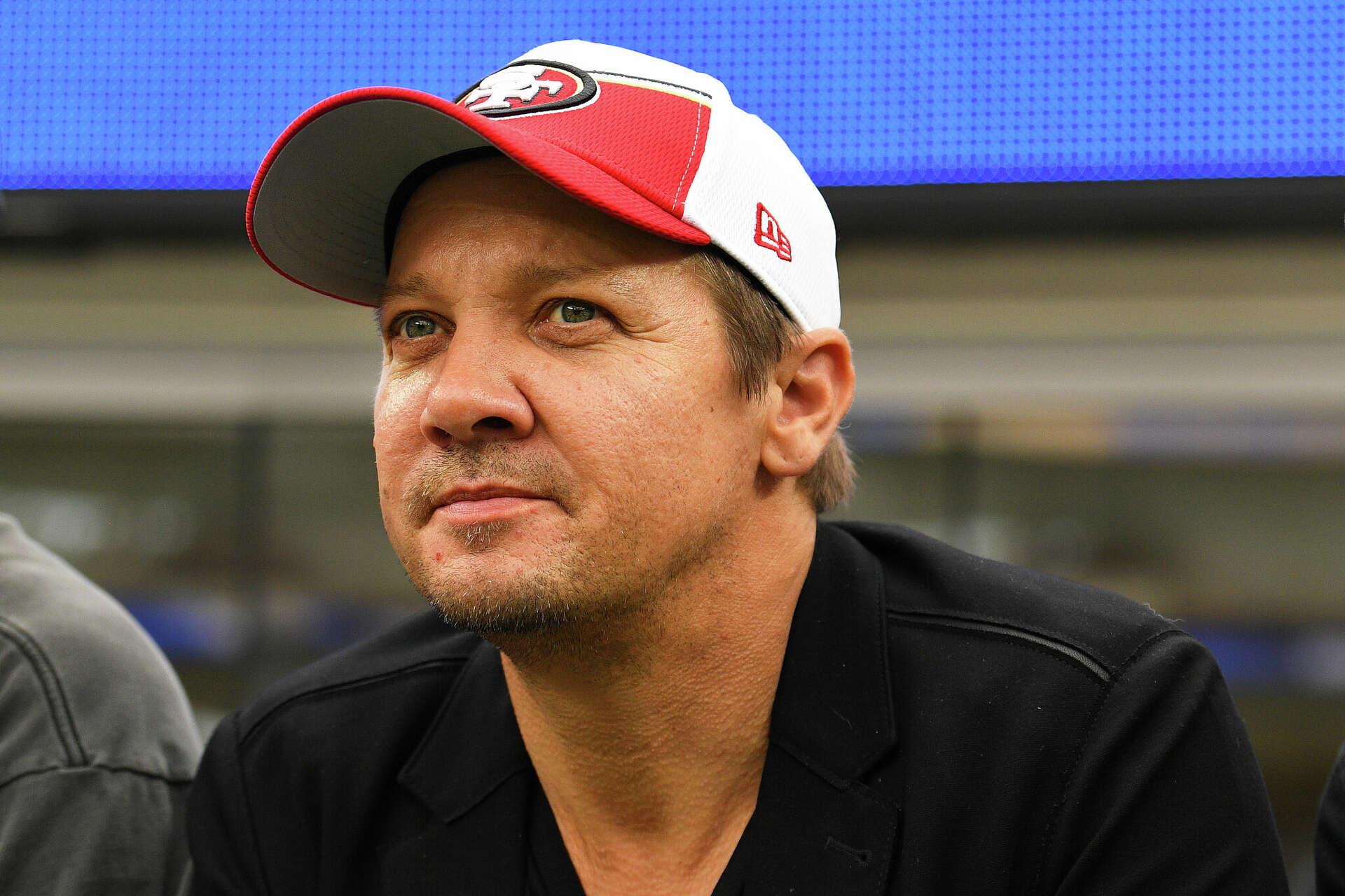 49ers superfan Jeremy Renner is obsessed with the Super Bowl