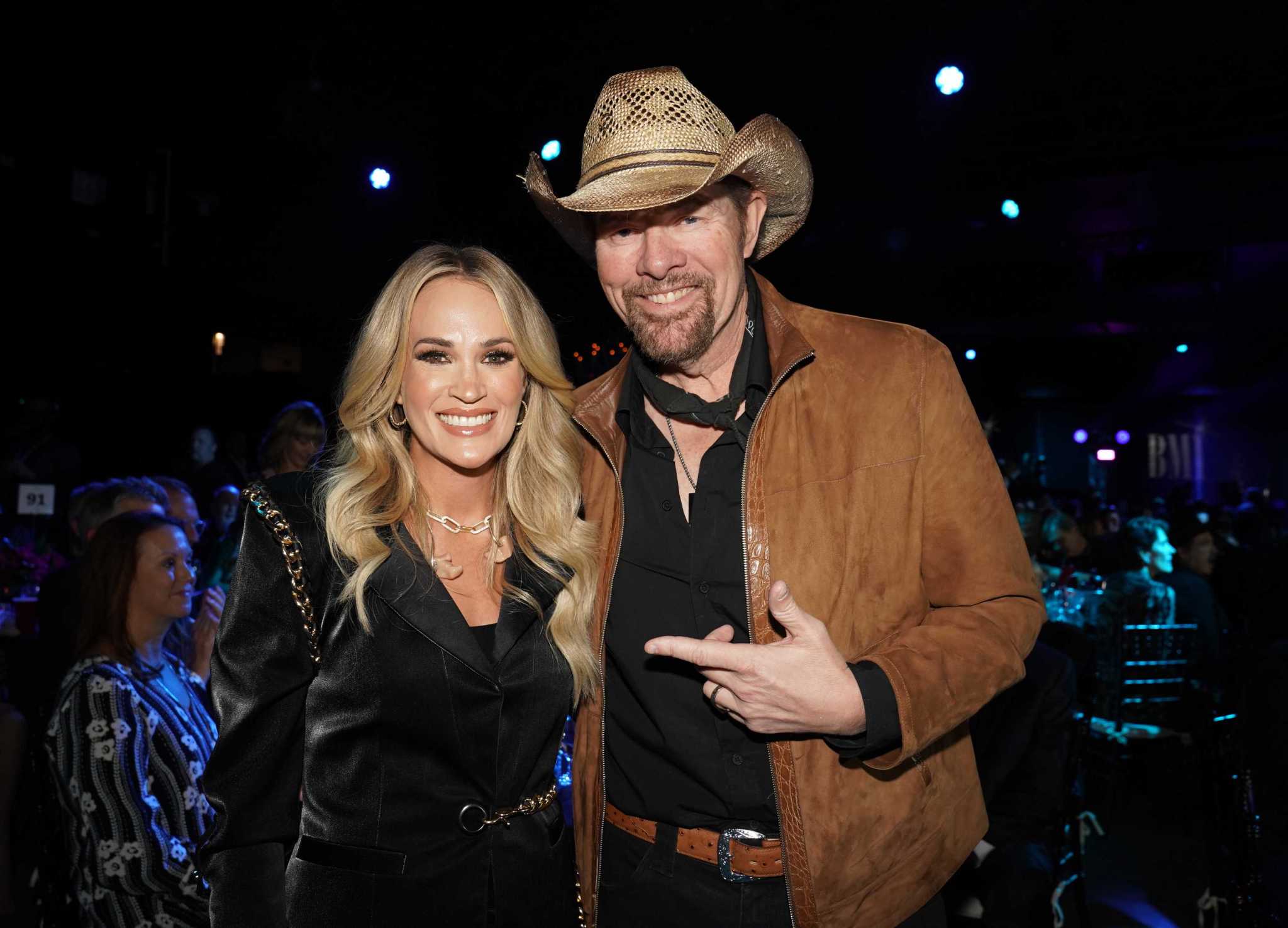 carrie-underwood-pays-tribute-to-toby-keith