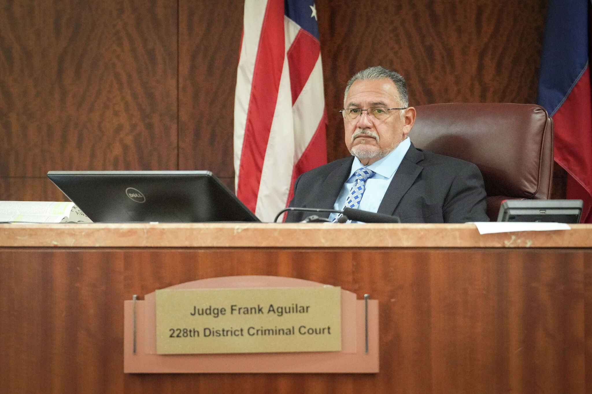 得克萨斯州法官弗兰克·阿瓜拉因袭击被拘留