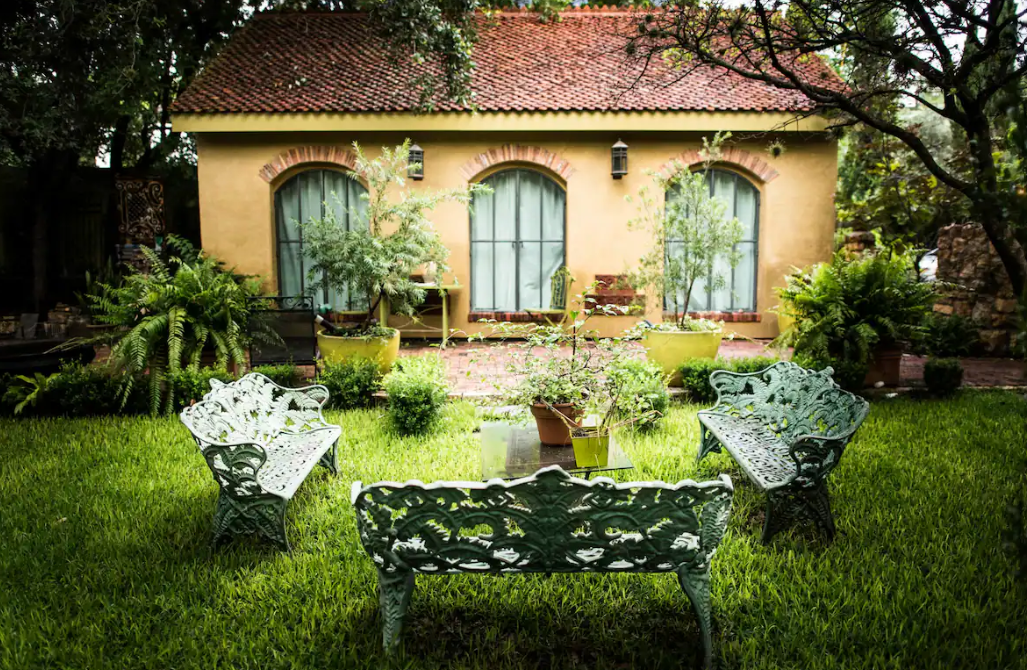 奥斯汀的Airbnb提供客人住宿和花园，适合喜欢庄园风格的人