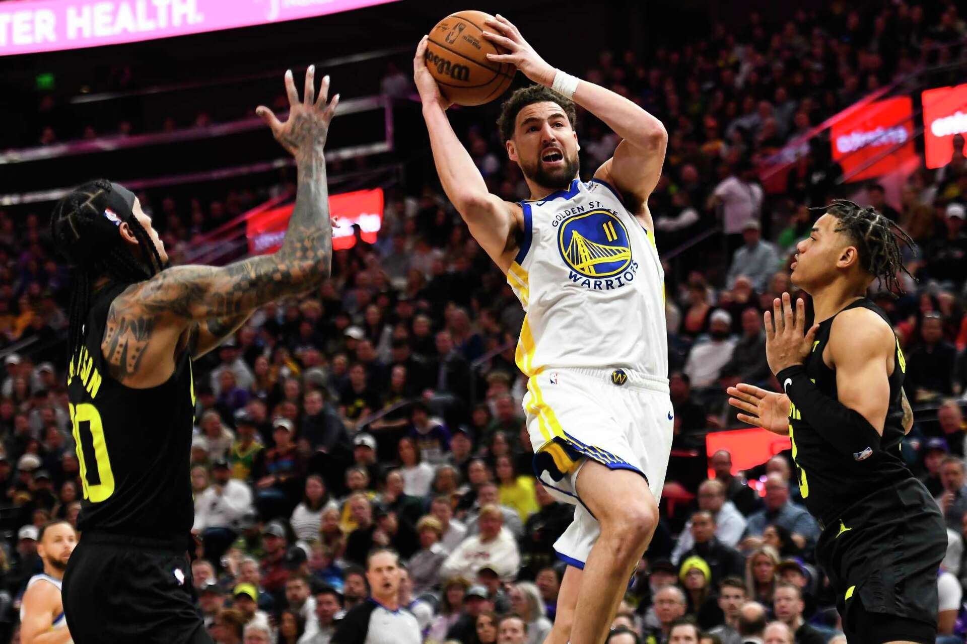 Klay Thompson paces Warriors' balanced attack in blowout of Jazz