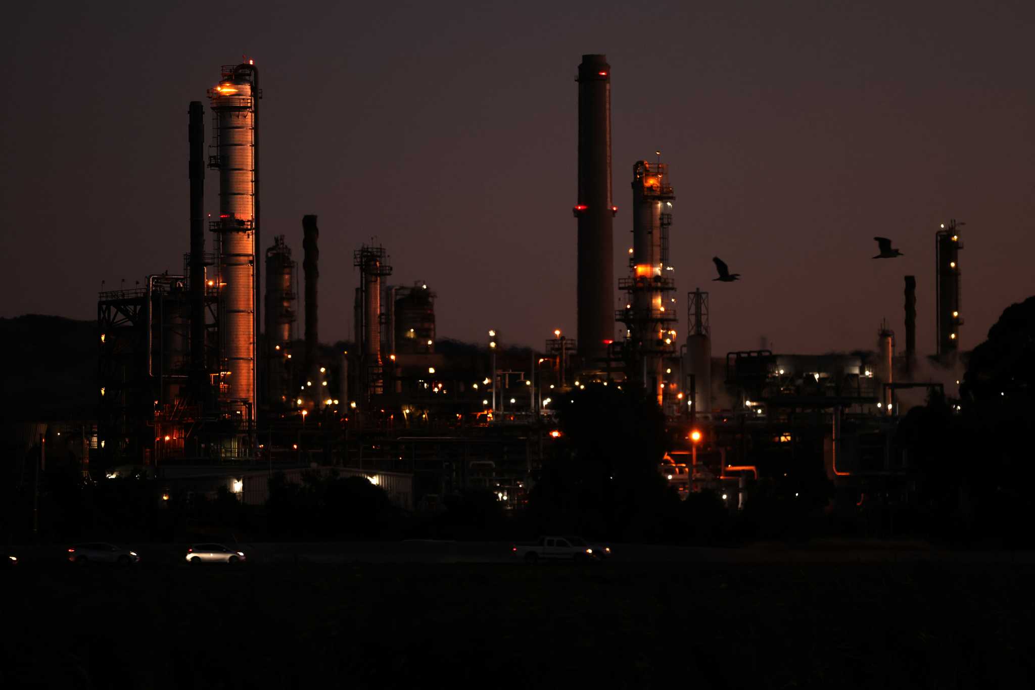 东湾炼油厂同意大幅削减污染