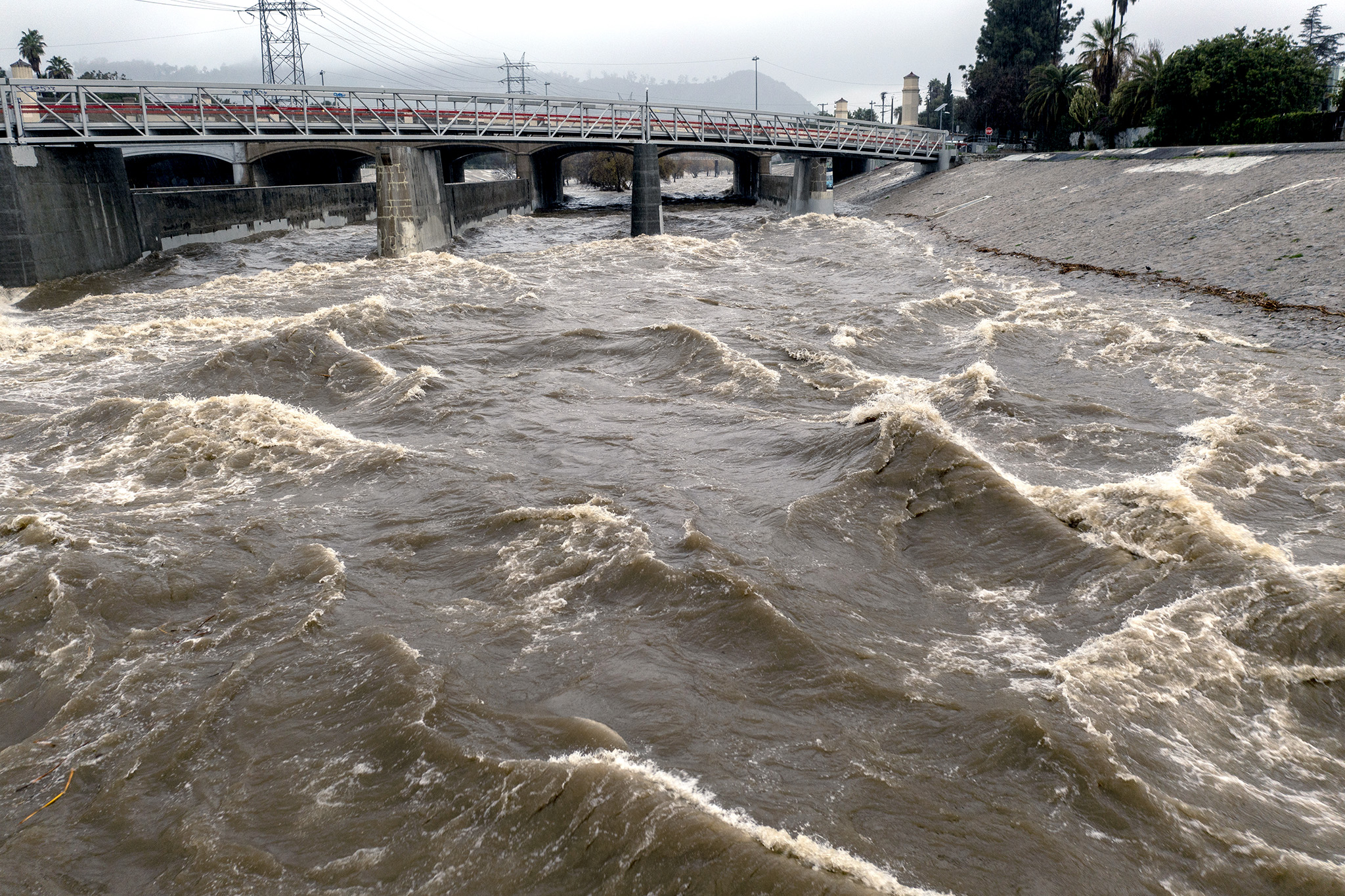 洛杉矶河的淹没洪水及其导致的混凝土化