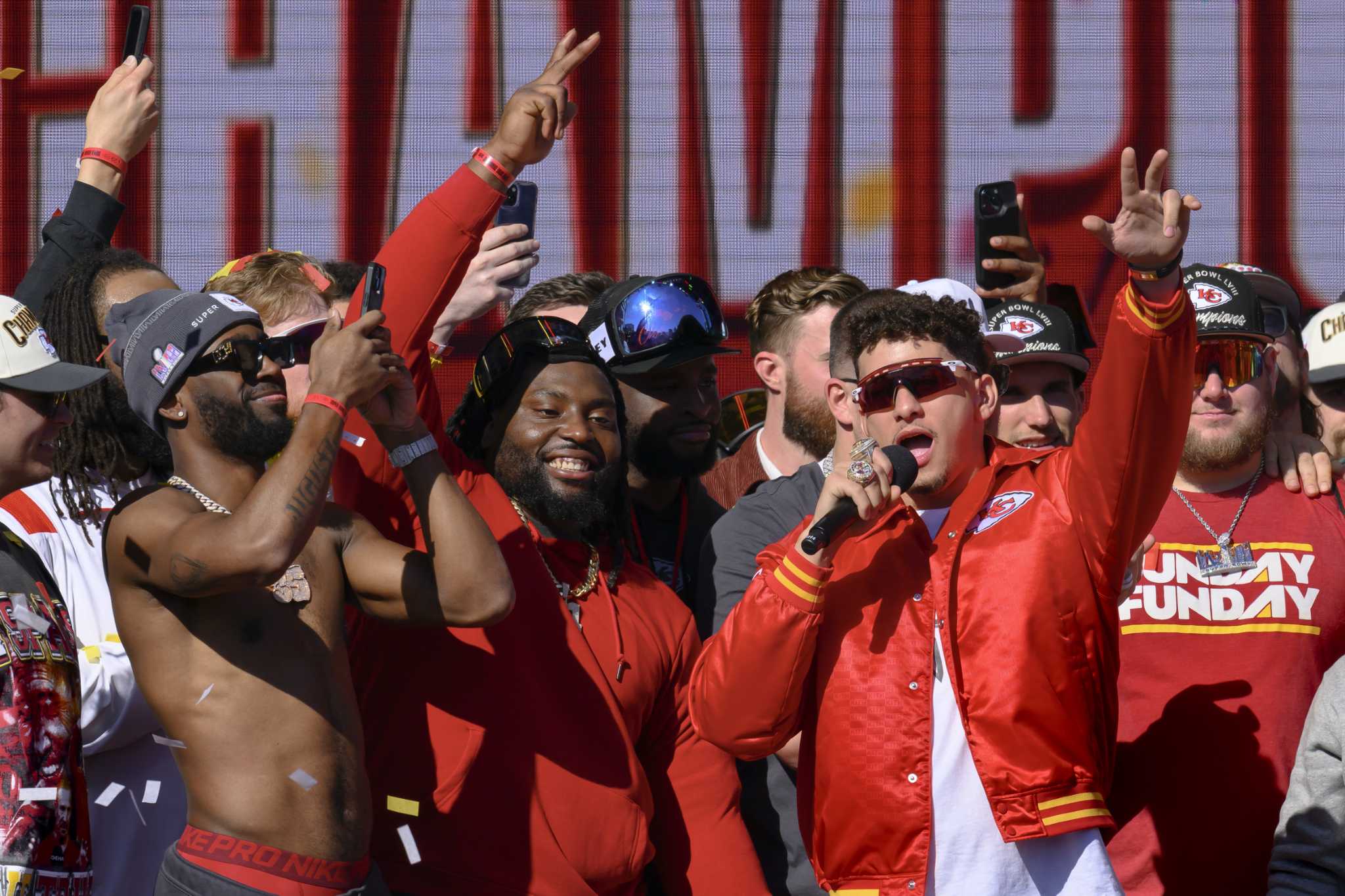 the-chiefs-restructure-patrick-mahomes-contract-for-salary-cap-relief