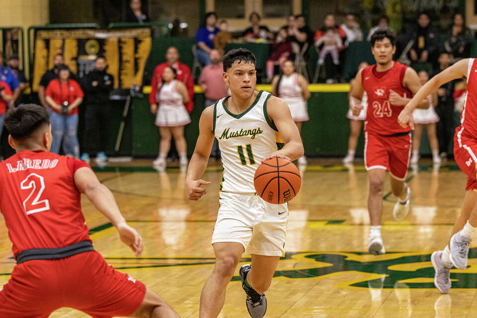 Laredo Nixon Mustangs advances to second round of playoffs