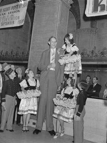 World’s tallest man, Illinois native Wadlow, remains a beloved figure