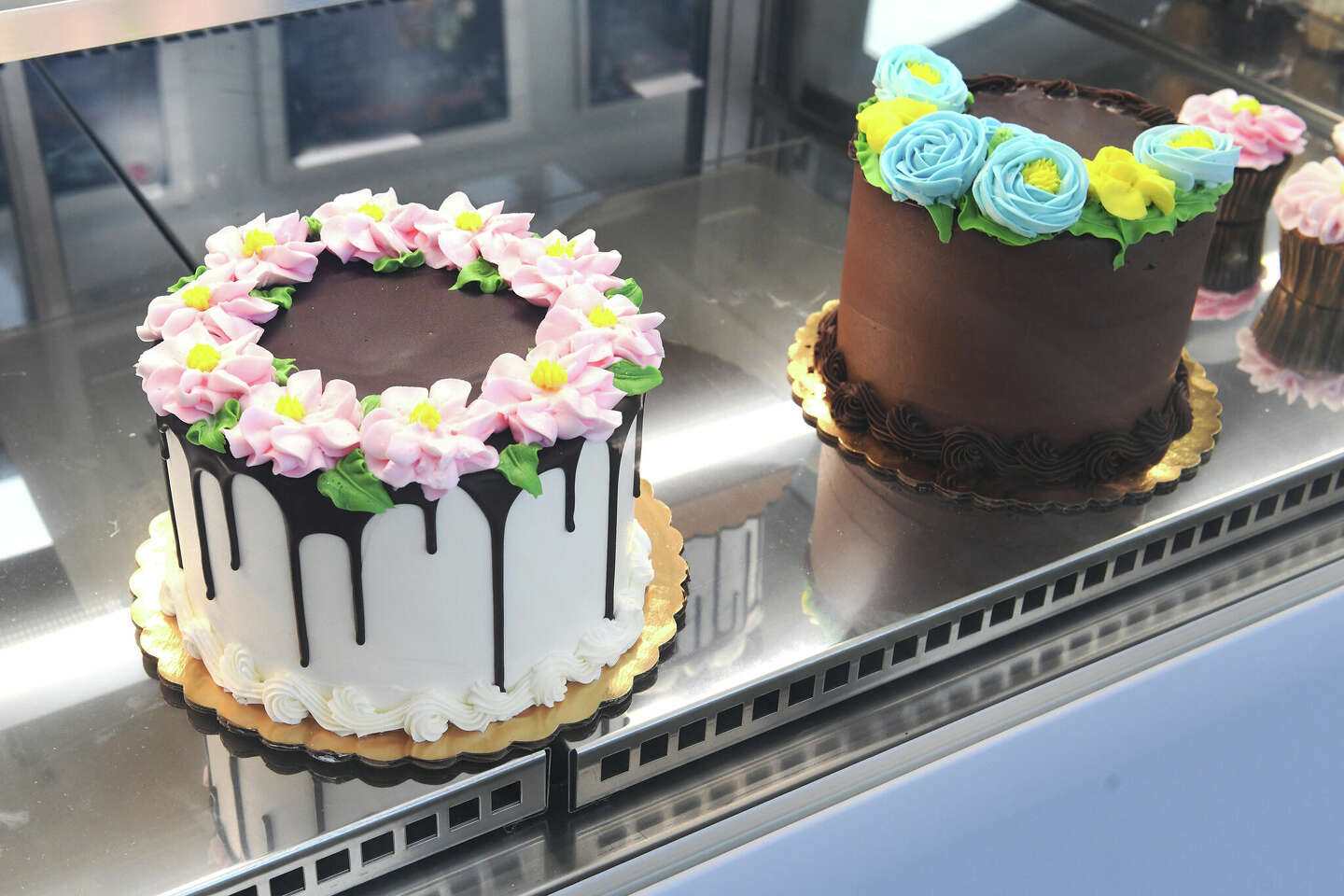 Alina's Cakes and Cookies expands to Westport