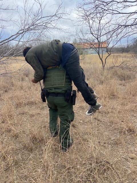 Laredo Sector USBP agents assist juvenile migrant