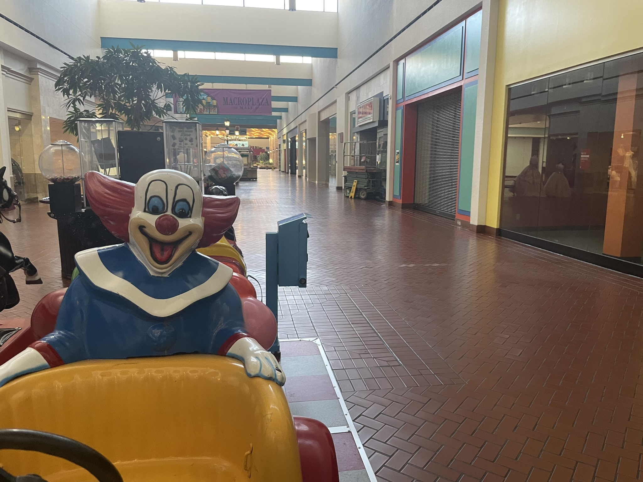Zombie mall: Pasadena's Macroplaza Mall a peek into retail purgatory