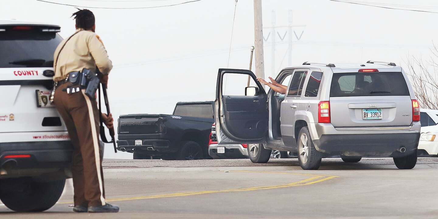 Police negotiate with homicide suspect in Missouri standoff