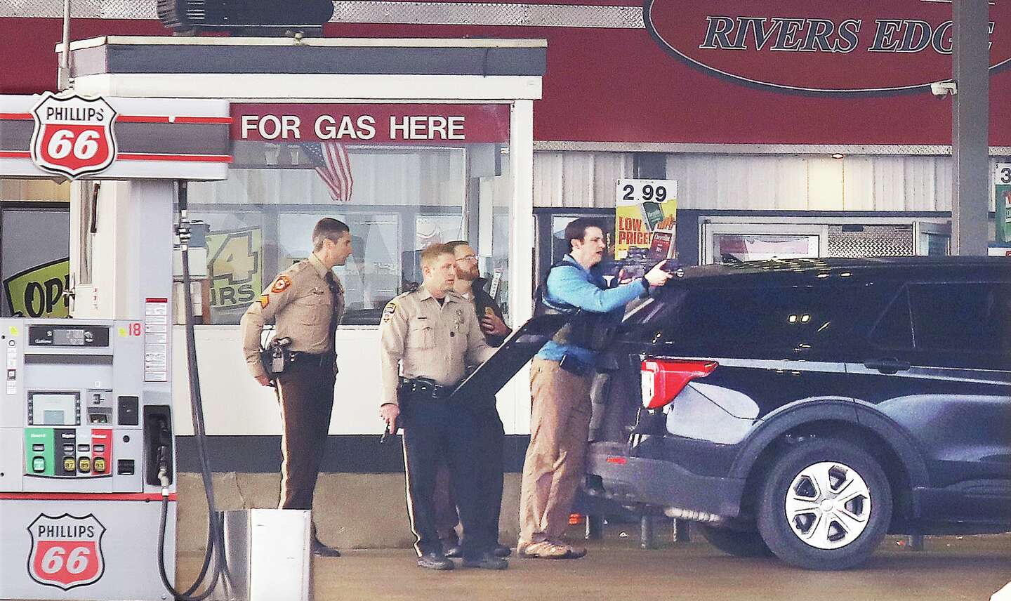 Police negotiate with homicide suspect in Missouri standoff