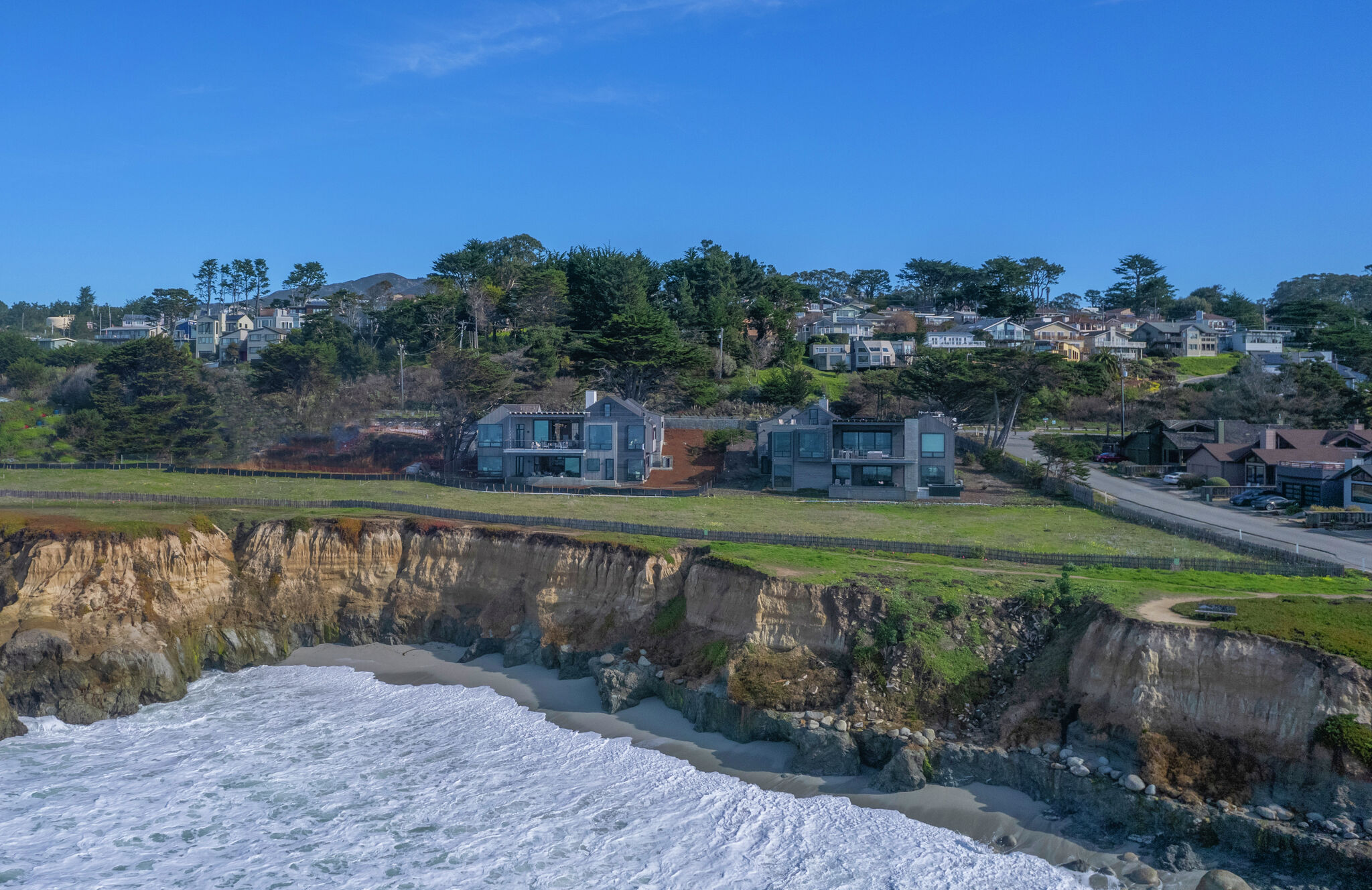 稀有的新建房产在旧金山湾区海岸上市，售价为1290万美元