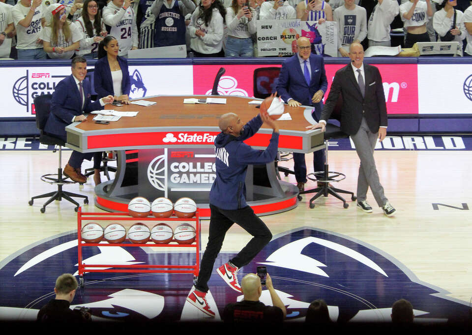 UConn great Richard Hamilton has number retired 'A magic moment'