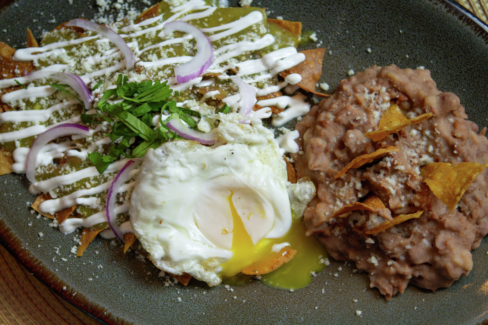 Chilaquiles verdes med bönor &amp;amp;amp; ägg