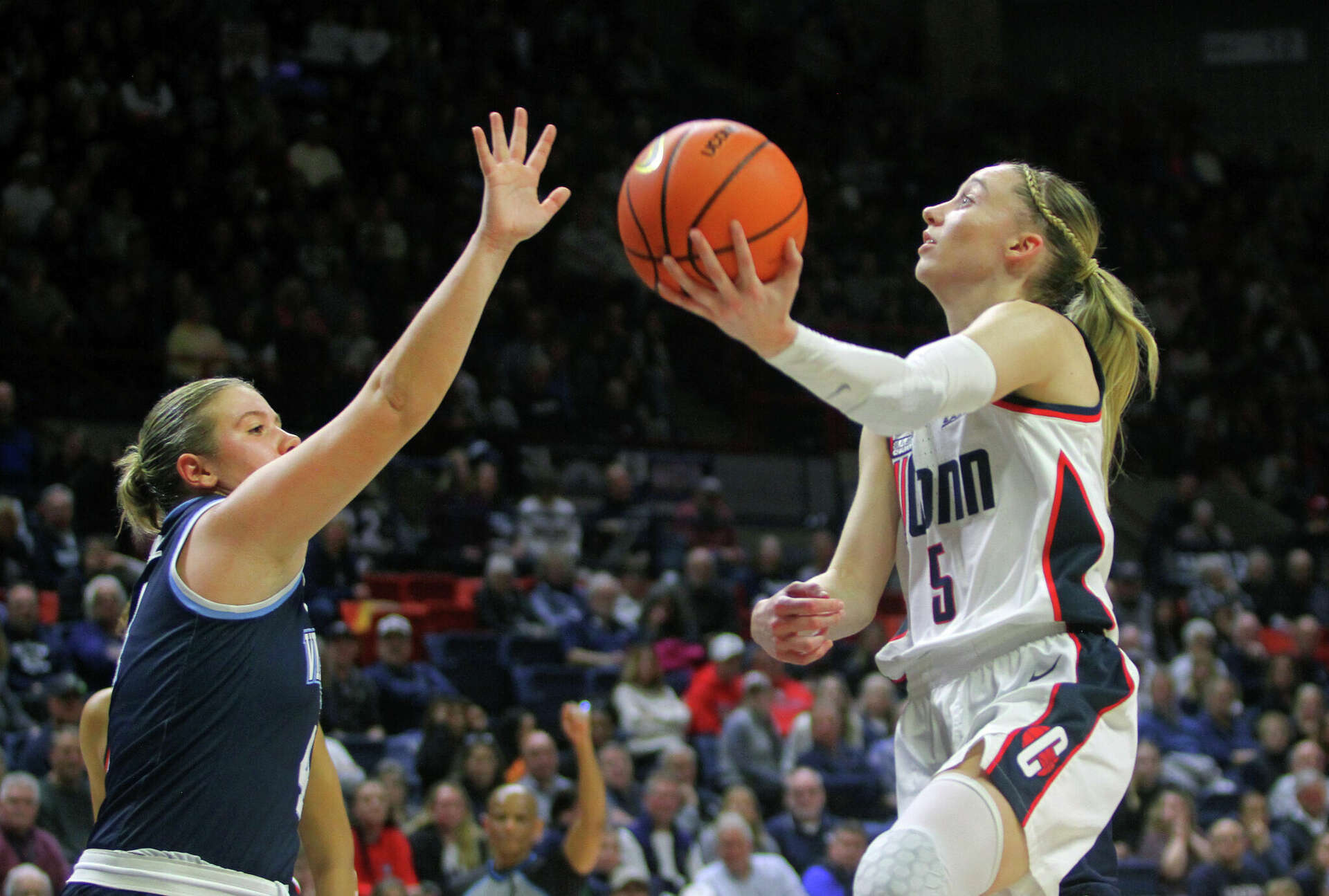 Paige Bueckers leads UConn women's basketball with 31 points in win