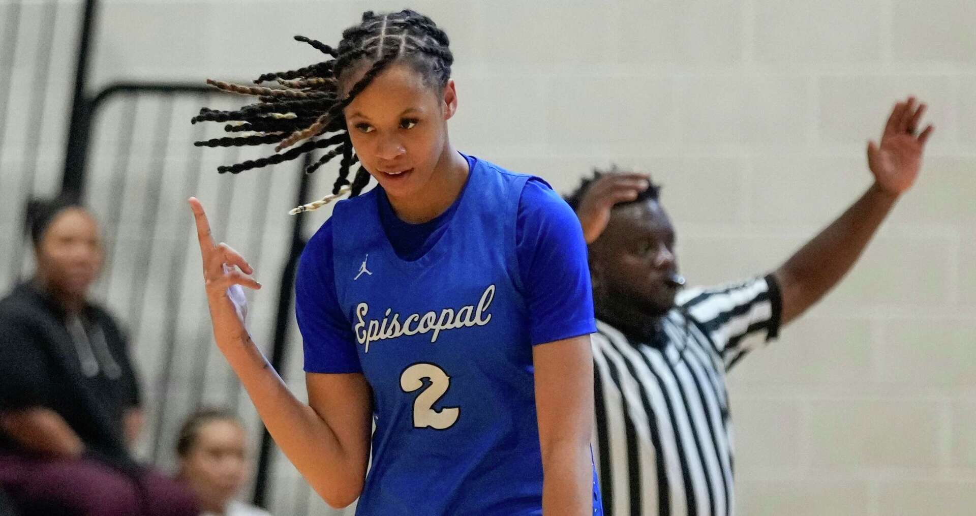 Shaquille O'Neal presents daughter with AllAmerican jersey