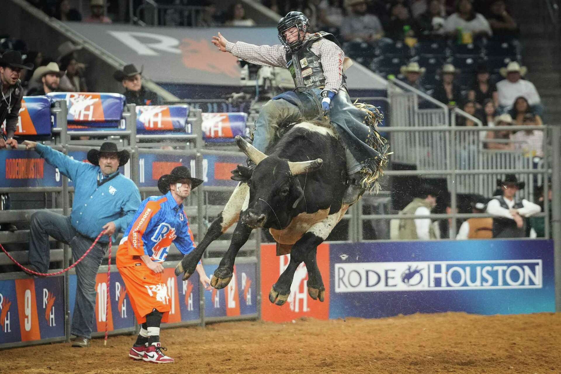 RodeoHouston Super Series II: Bull rider Jax Mills advances