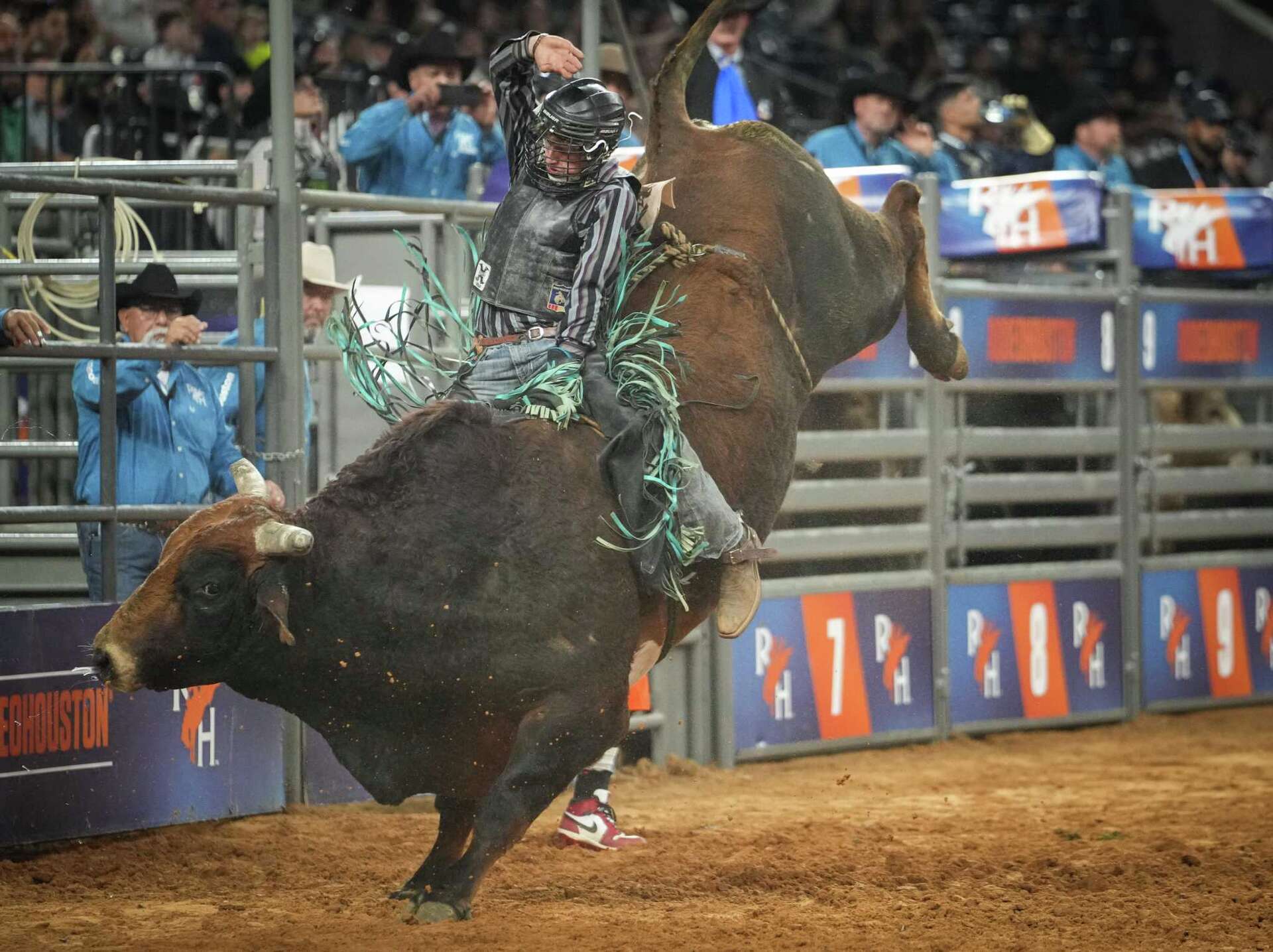 RodeoHouston Super Series II: Bull rider Jax Mills advances