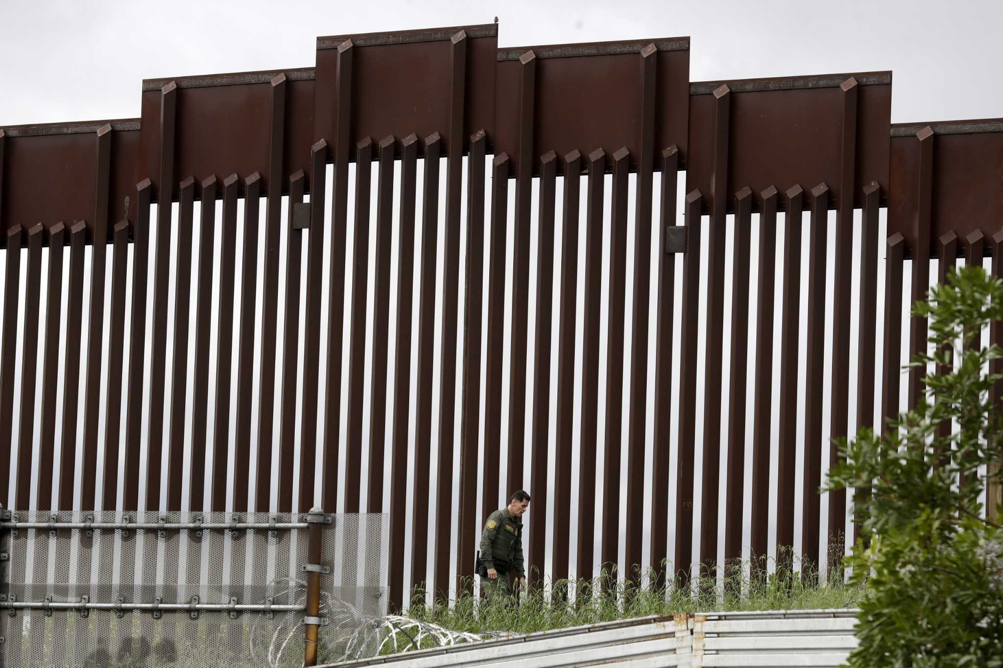 Falls from wall at US-Mexico border injure 11, including 10 who were ...