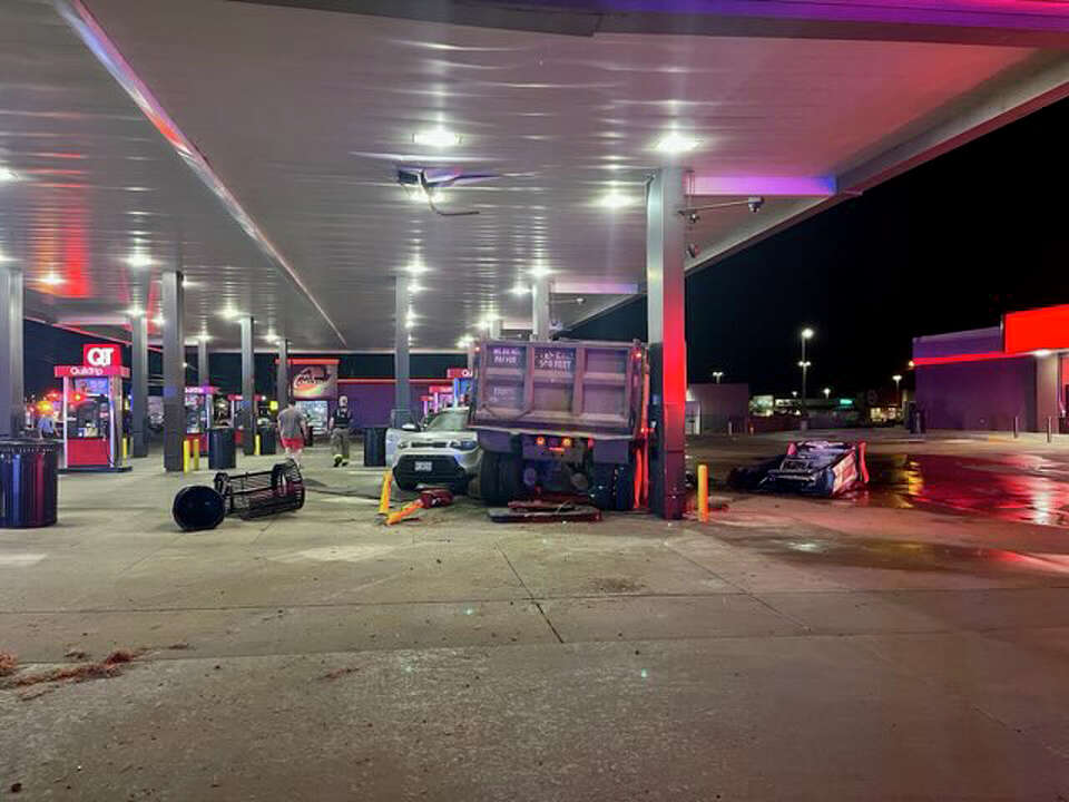 Edwardsville fire, police battle overnight QuikTrip fire in Illinois