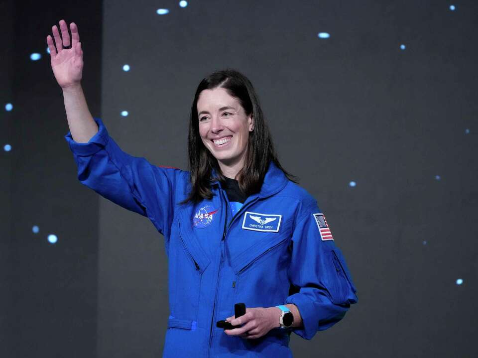 NASA graduates 12 new astronauts as spaceflight opportunities rise